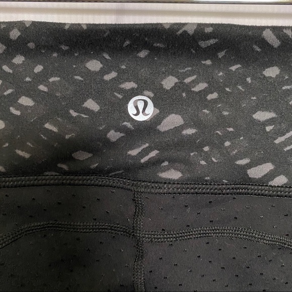 Lululemon‎ Gather & Crow Black Perforated Crop Pant - Picture 8 of 10